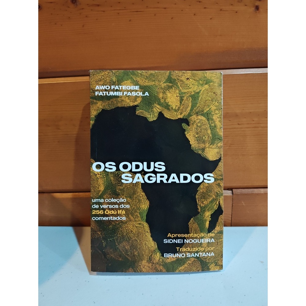 Os Odus Sagrados: Uma coleção de‎ versos dos 256 Òdú Ifá comentados (Portuguese)